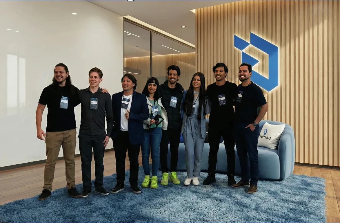Equipe da Disruptivos no escritório