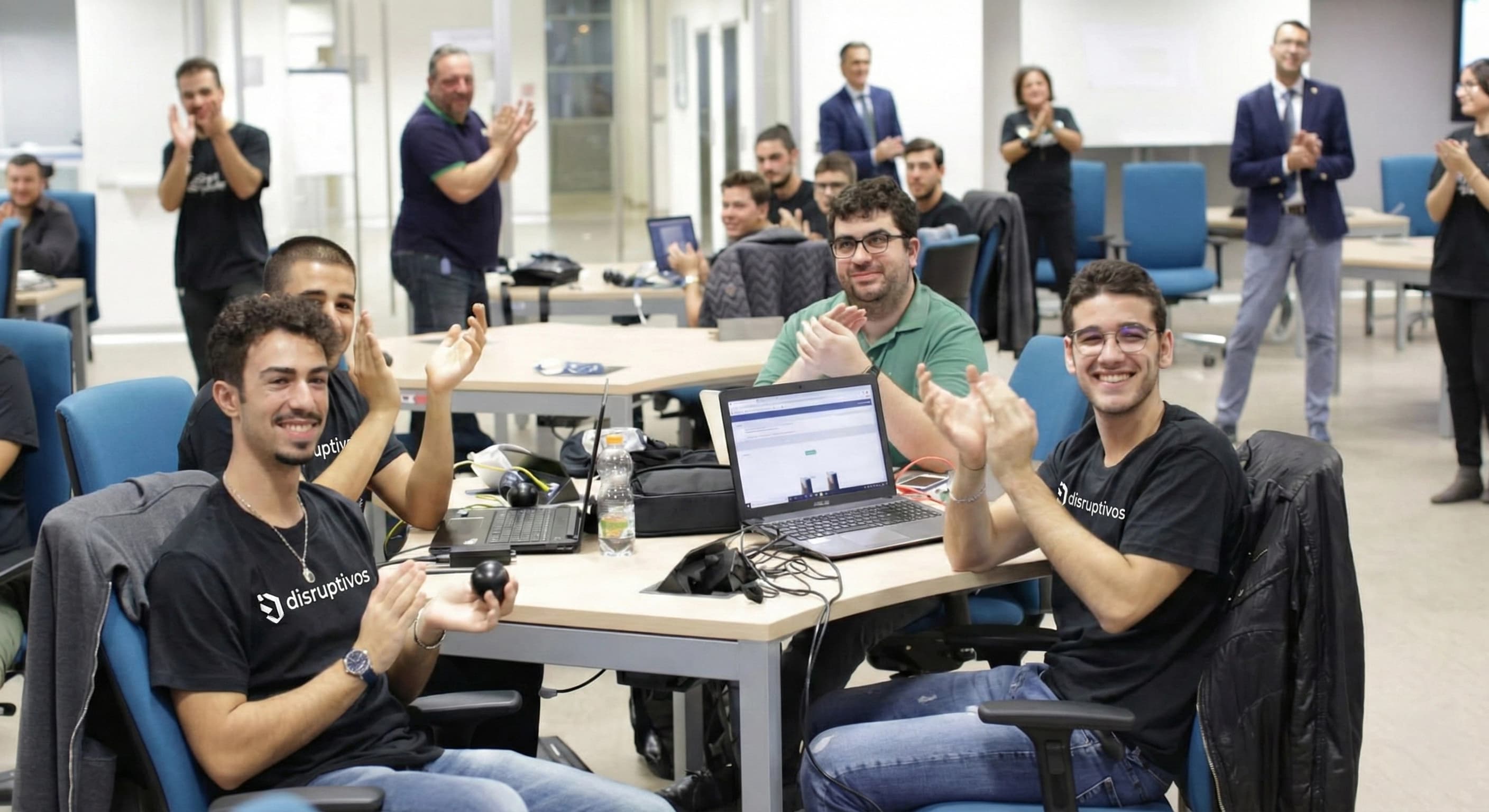 Equipe corporativa em treinamento Microsoft hands-on